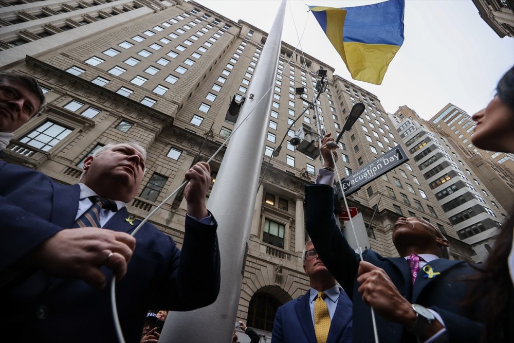 New York Belediye Başkanı Adams, Ukrayna için bayrak çekme törenine katıldı