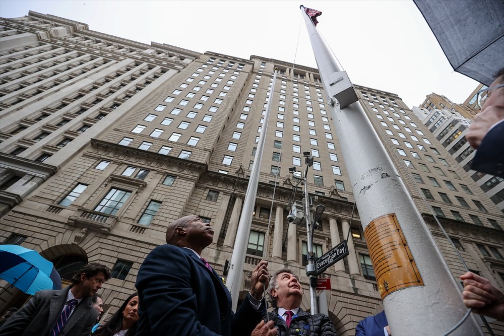 New York Belediye Başkanı Adams, Ukrayna için bayrak çekme törenine katıldı