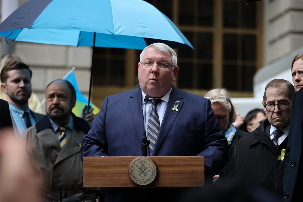 New York Belediye Başkanı Adams, Ukrayna için bayrak çekme törenine katıldı