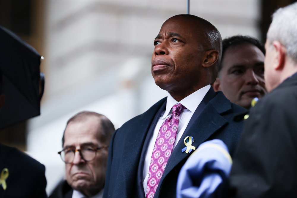 New York Belediye Başkanı Adams, Ukrayna için bayrak çekme törenine katıldı