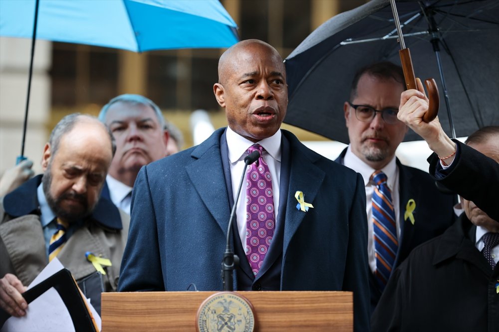 New York Belediye Başkanı Adams, Ukrayna için bayrak çekme törenine katıldı