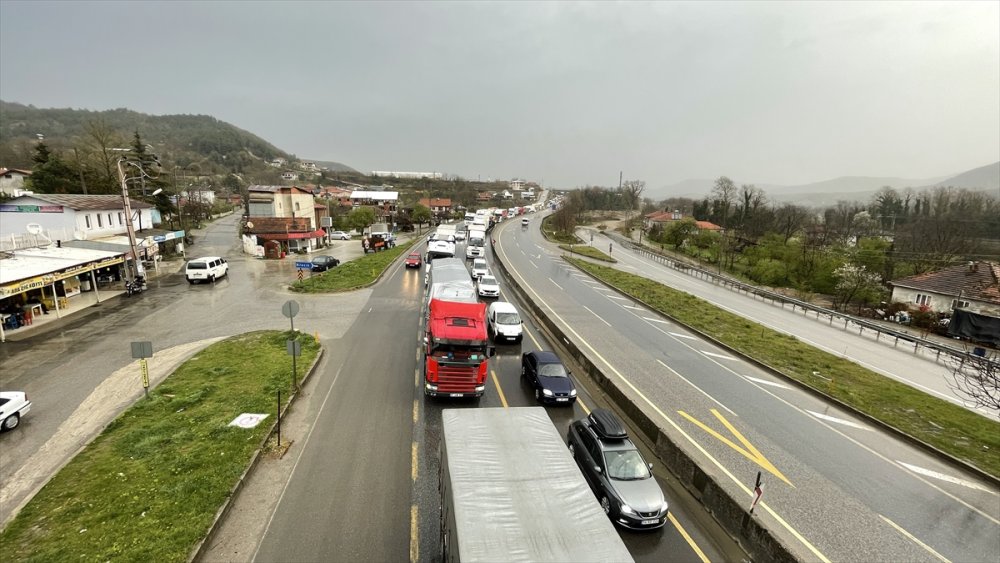 Sakarya'da çarptığı refüjde asılı kalan servis minibüsündeki 3 kişi yaralandı