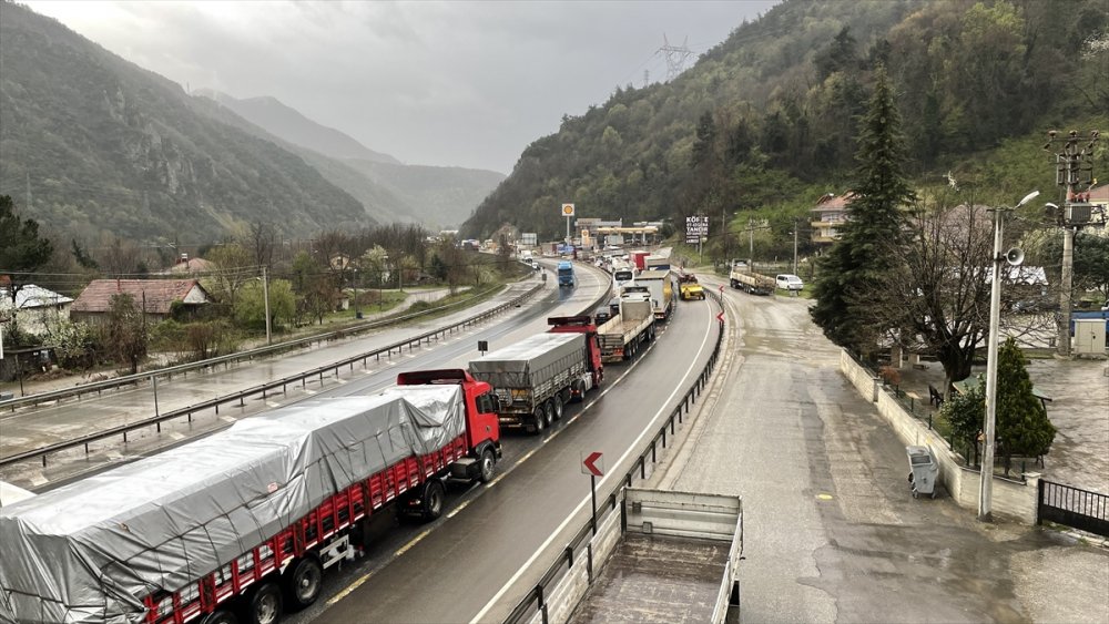 Sakarya'da çarptığı refüjde asılı kalan servis minibüsündeki 3 kişi yaralandı