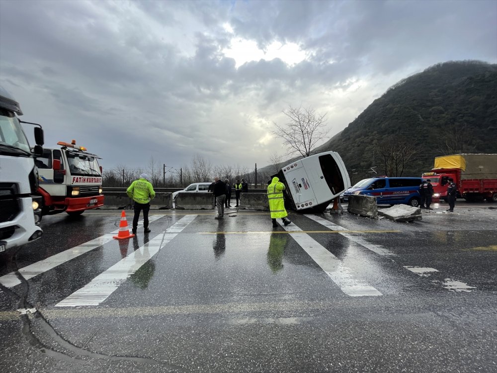 Sakarya'da çarptığı refüjde asılı kalan servis minibüsündeki 3 kişi yaralandı