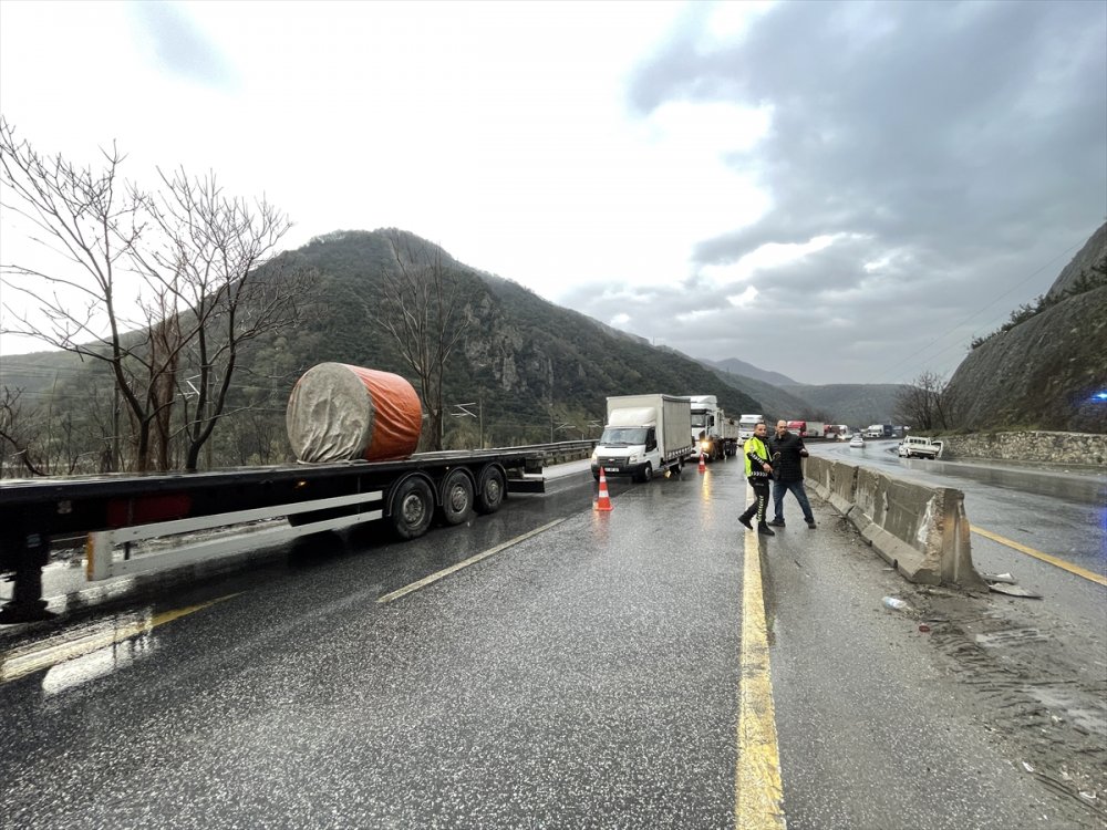 Sakarya'da çarptığı refüjde asılı kalan servis minibüsündeki 3 kişi yaralandı