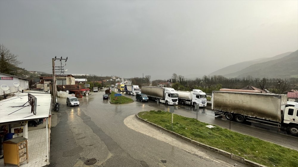 Sakarya'da çarptığı refüjde asılı kalan servis minibüsündeki 3 kişi yaralandı