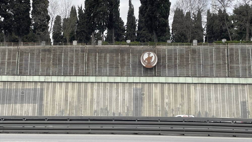 İBB dikey bahçeleri söktü yerine "gri duvarlar" bıraktı