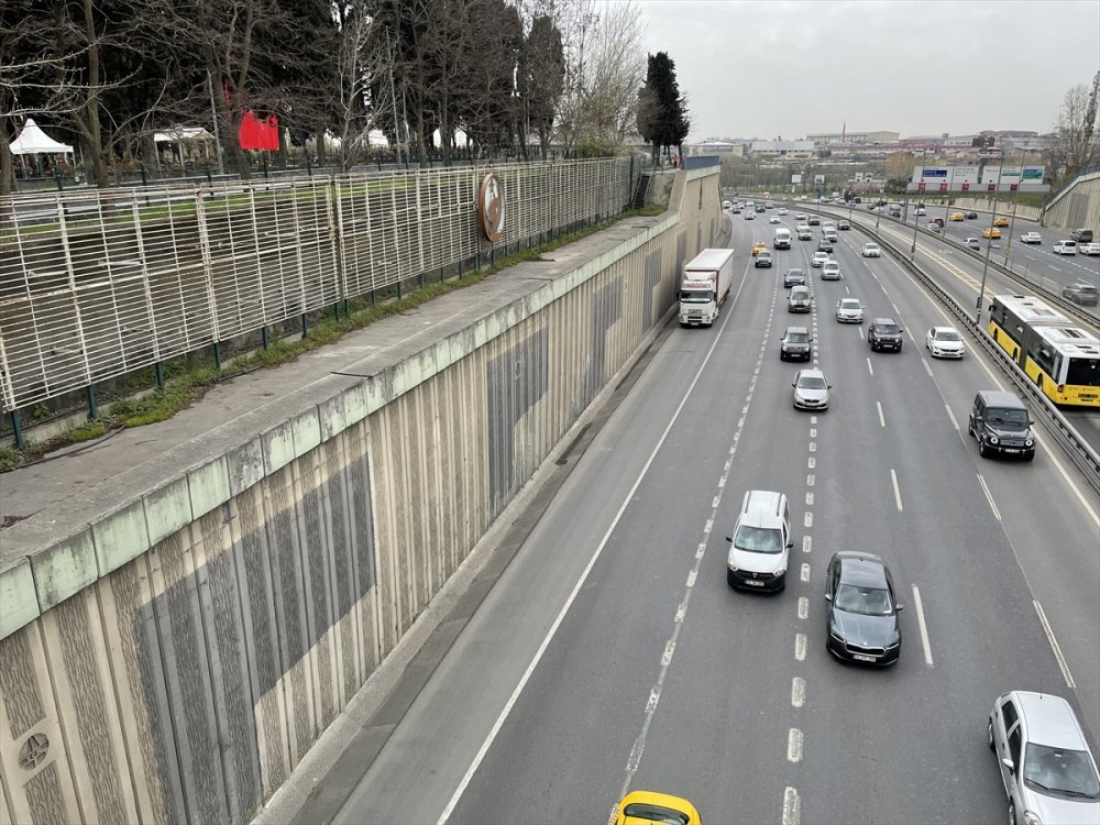 İBB dikey bahçeleri söktü yerine "gri duvarlar" bıraktı