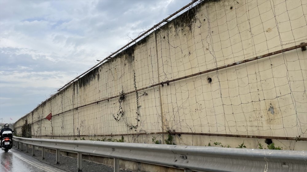İBB dikey bahçeleri söktü yerine "gri duvarlar" bıraktı