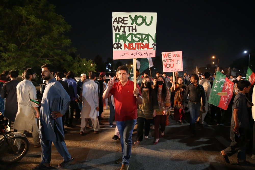 Eski Pakistan Başbakanı görevden düşürülmesiyle ilgili ABD'ye yönelik suçlamalarını sürdürdü