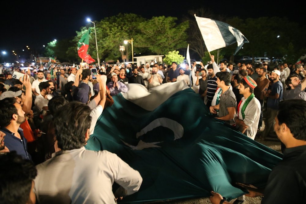 Eski Pakistan Başbakanı görevden düşürülmesiyle ilgili ABD'ye yönelik suçlamalarını sürdürdü