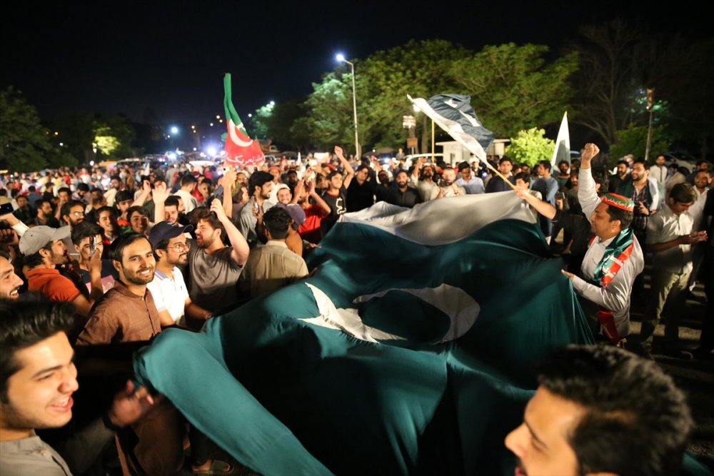 Eski Pakistan Başbakanı görevden düşürülmesiyle ilgili ABD'ye yönelik suçlamalarını sürdürdü