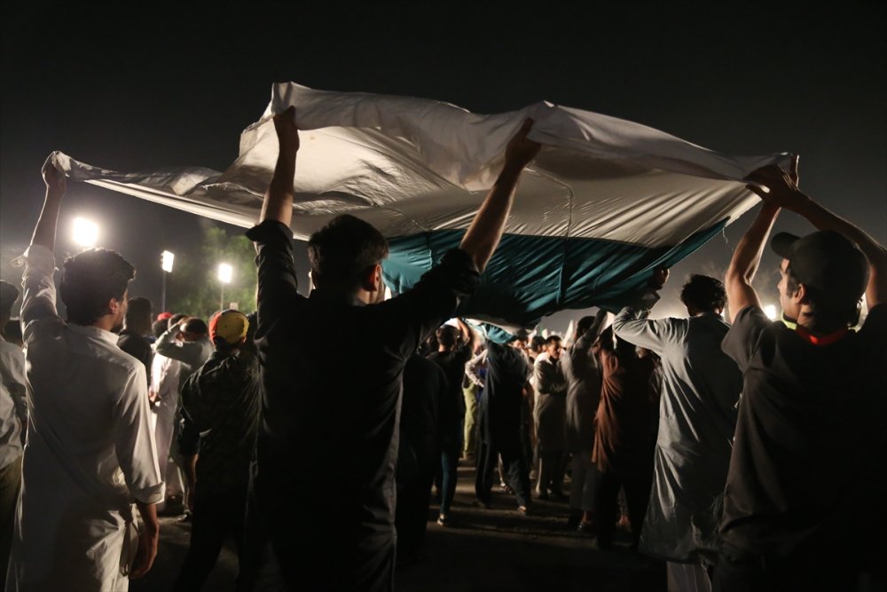 Eski Pakistan Başbakanı görevden düşürülmesiyle ilgili ABD'ye yönelik suçlamalarını sürdürdü