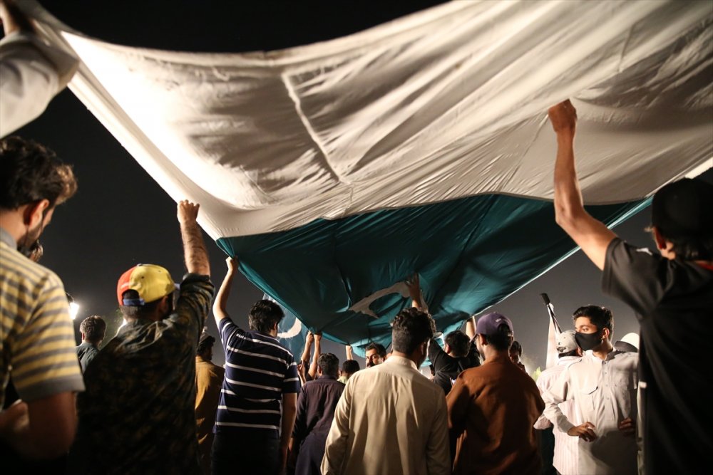 Eski Pakistan Başbakanı görevden düşürülmesiyle ilgili ABD'ye yönelik suçlamalarını sürdürdü