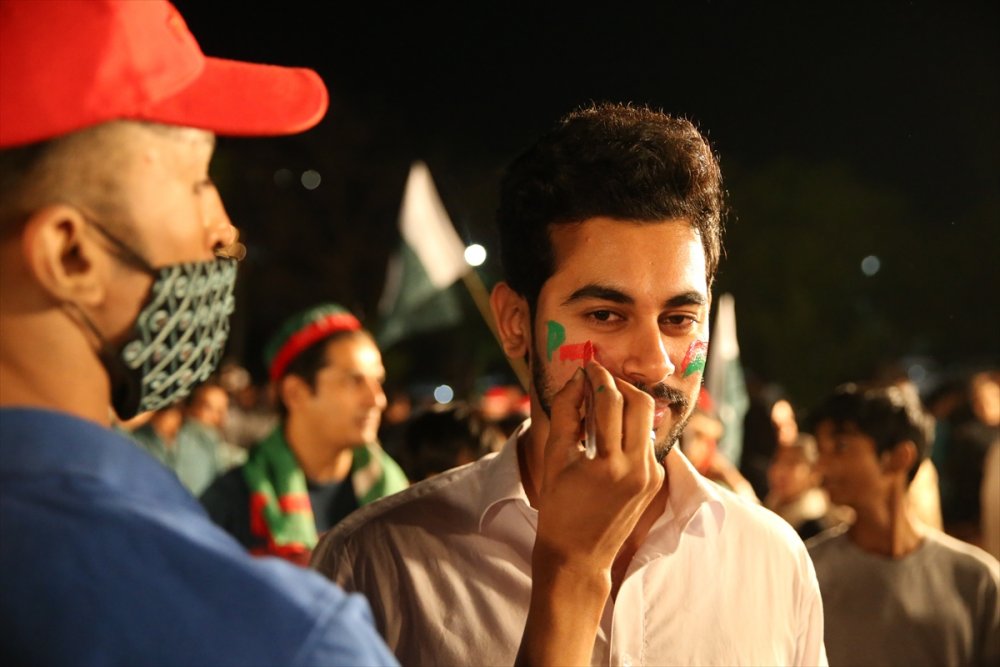 Eski Pakistan Başbakanı görevden düşürülmesiyle ilgili ABD'ye yönelik suçlamalarını sürdürdü