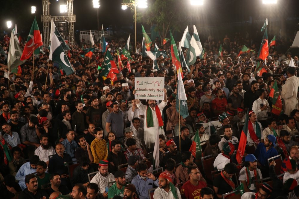 Eski Pakistan Başbakanı görevden düşürülmesiyle ilgili ABD'ye yönelik suçlamalarını sürdürdü