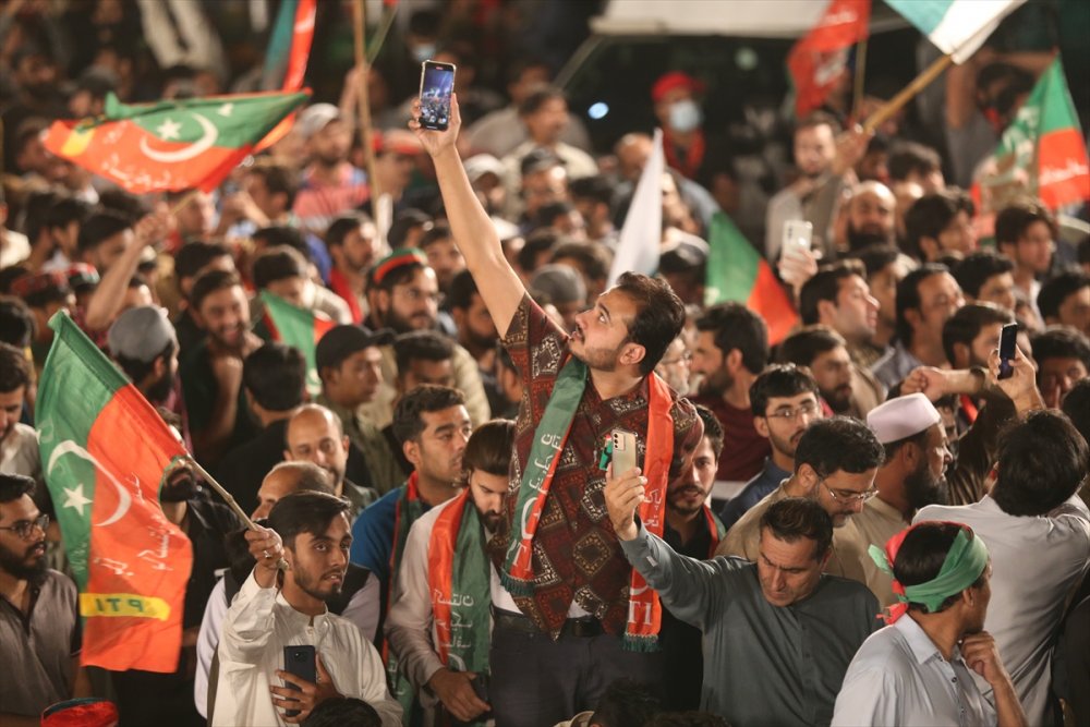 Eski Pakistan Başbakanı görevden düşürülmesiyle ilgili ABD'ye yönelik suçlamalarını sürdürdü