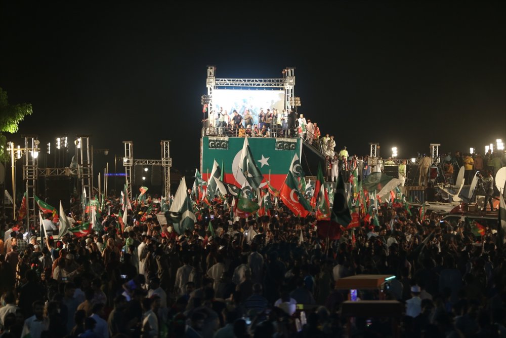 Eski Pakistan Başbakanı görevden düşürülmesiyle ilgili ABD'ye yönelik suçlamalarını sürdürdü