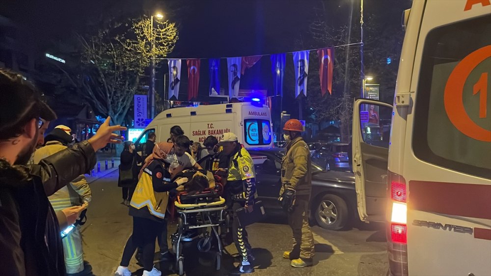 Kadıköy'de trafik kazasında üç kişi yaralandı