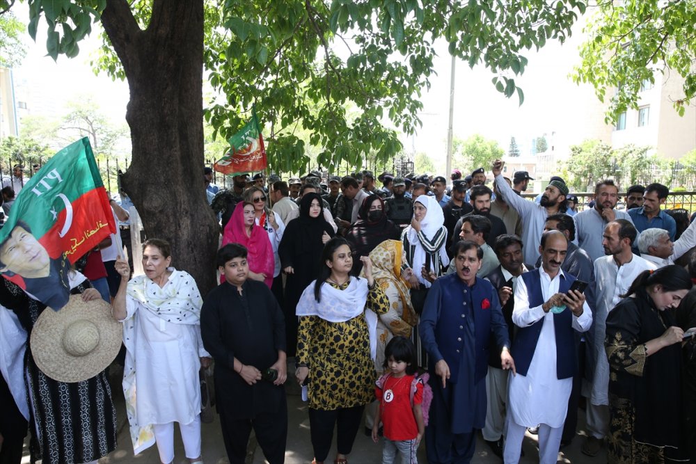 Eski Pakistan Başbakanı Han'ın partisinden Seçim Komisyonu protestosu