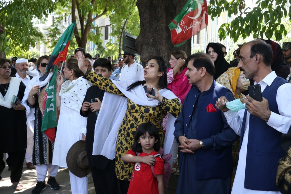 Eski Pakistan Başbakanı Han'ın partisinden Seçim Komisyonu protestosu