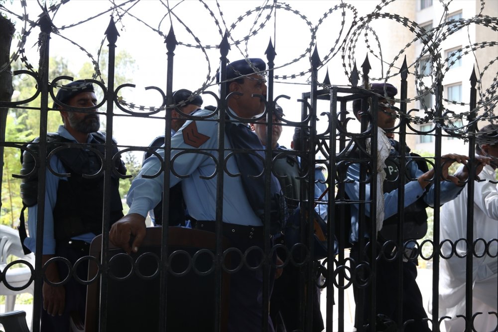 Eski Pakistan Başbakanı Han'ın partisinden Seçim Komisyonu protestosu