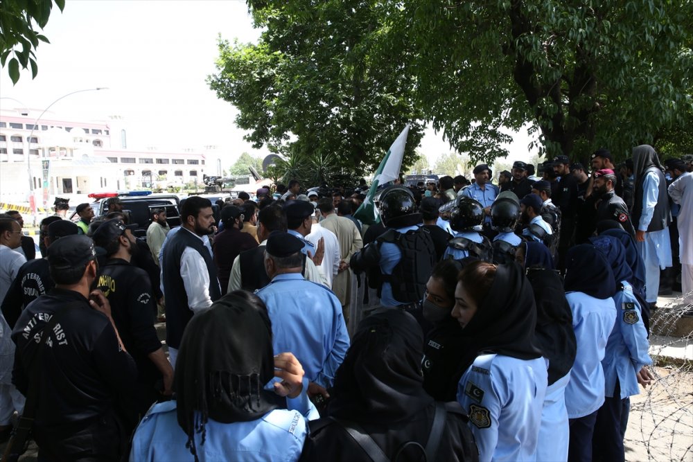 Eski Pakistan Başbakanı Han'ın partisinden Seçim Komisyonu protestosu