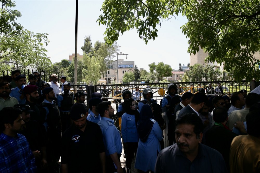 Eski Pakistan Başbakanı Han'ın partisinden Seçim Komisyonu protestosu