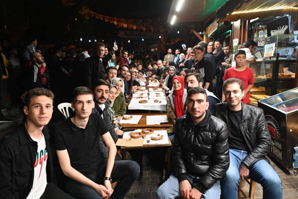 Bursa Büyükşehir Belediye Başkanı Aktaş ile gençler, çay ve simitle sahur yaptı