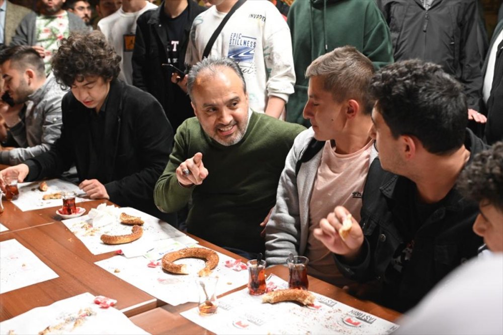 Bursa Büyükşehir Belediye Başkanı Aktaş ile gençler, çay ve simitle sahur yaptı