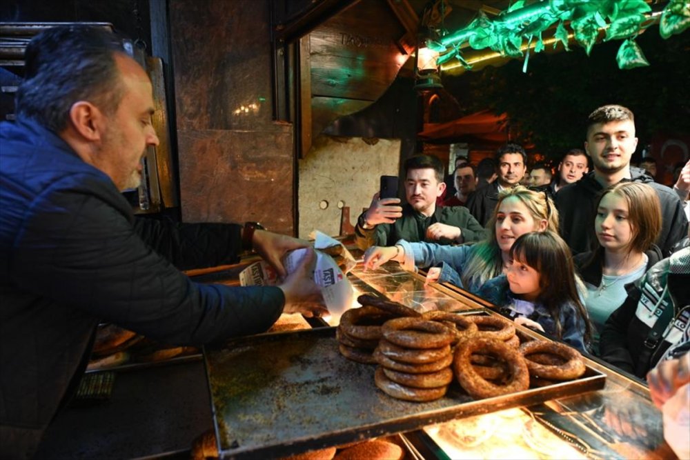 Bursa Büyükşehir Belediye Başkanı Aktaş ile gençler, çay ve simitle sahur yaptı