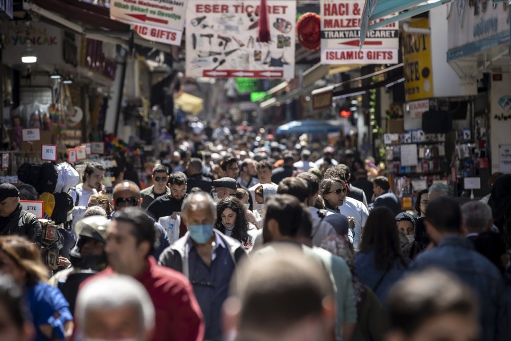 Eminönü'nde bayram alışverişi hareketliliği başladı