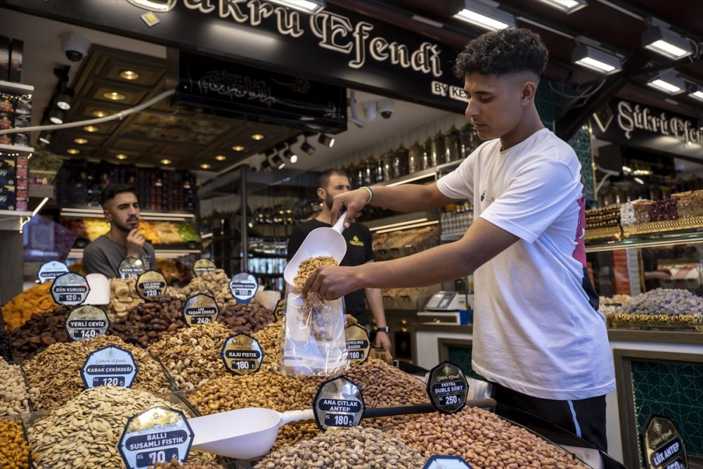 Eminönü'nde bayram alışverişi hareketliliği başladı