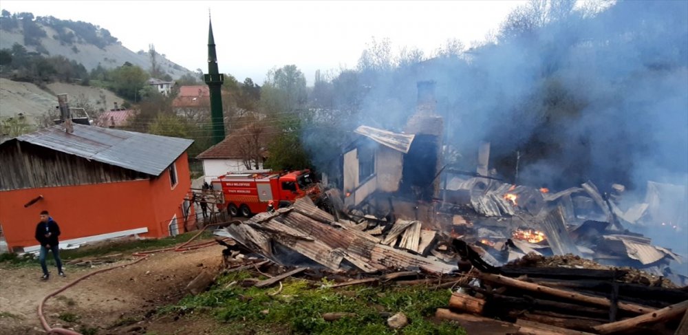 Bolu'da 3 ev yandı
