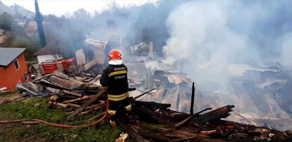 Bolu'da 3 ev yandı
