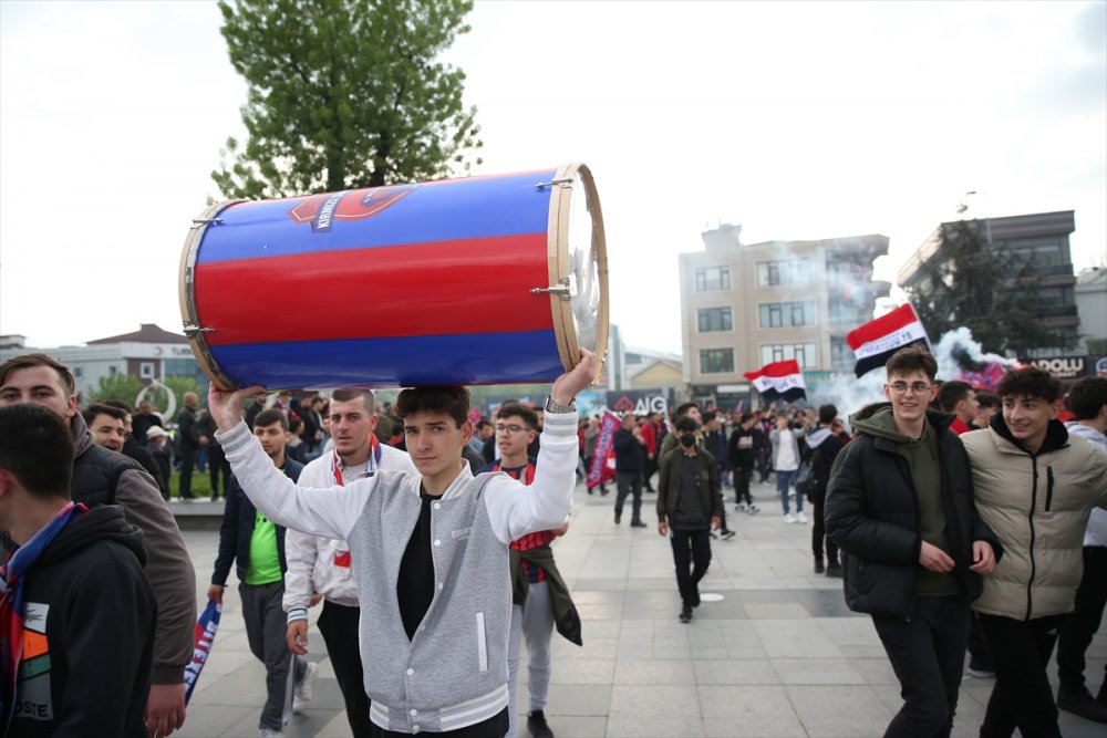 TFF 2. Lig'e yükselen Düzcespor'un taraftarları şampiyonluğu kutladı