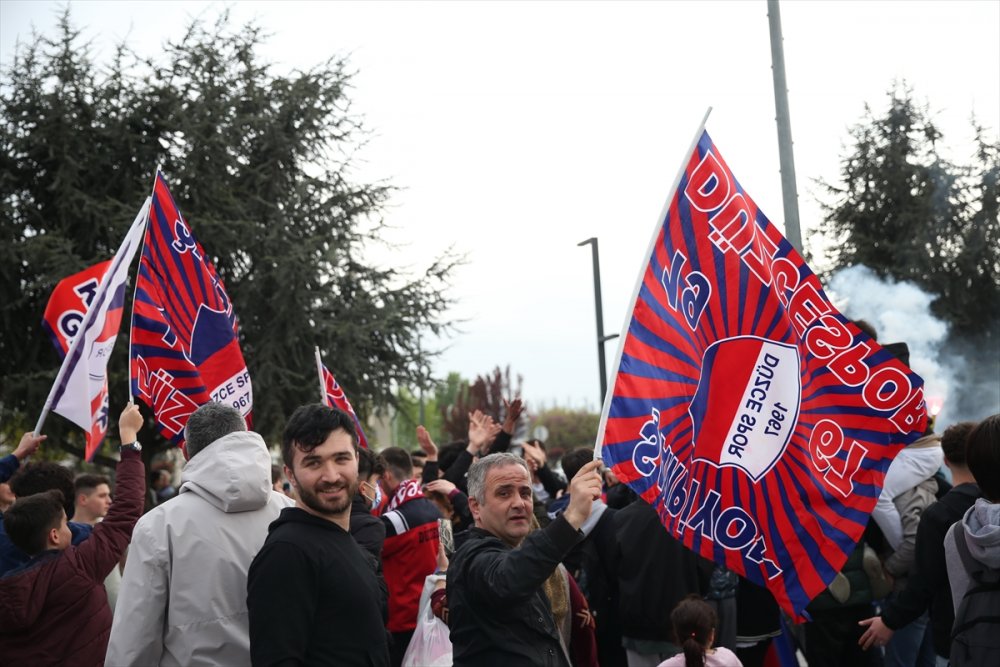 TFF 2. Lig'e yükselen Düzcespor'un taraftarları şampiyonluğu kutladı
