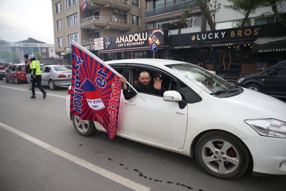 TFF 2. Lig'e yükselen Düzcespor'un taraftarları şampiyonluğu kutladı