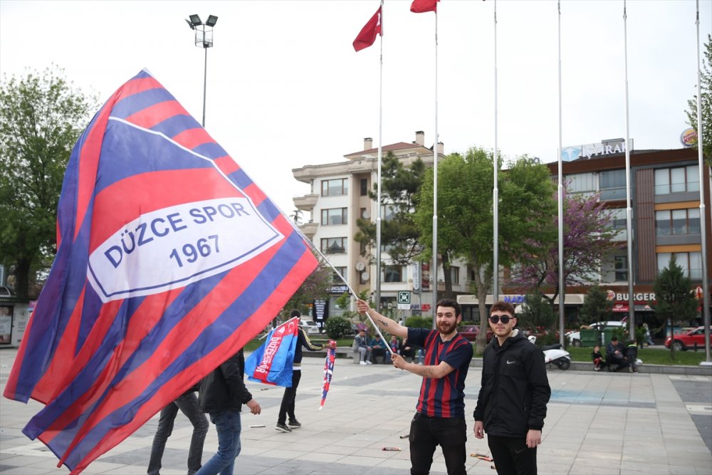 TFF 2. Lig'e yükselen Düzcespor'un taraftarları şampiyonluğu kutladı