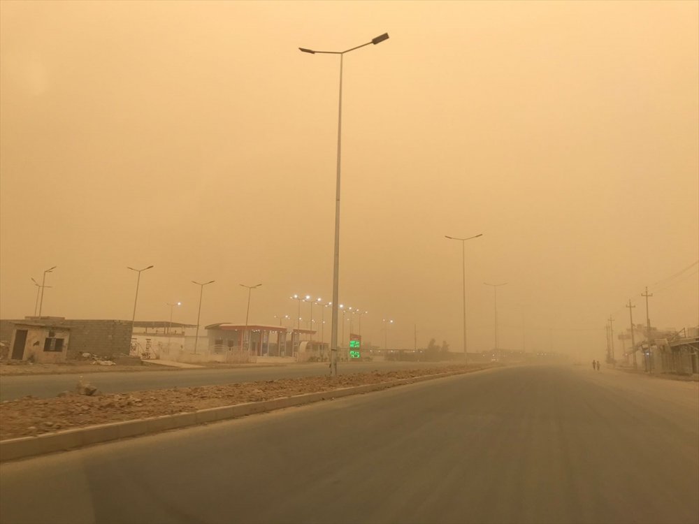 Irak'ın Salahaddin ilinde yoğun kum fırtınası hayatı olumsuz etkiledi