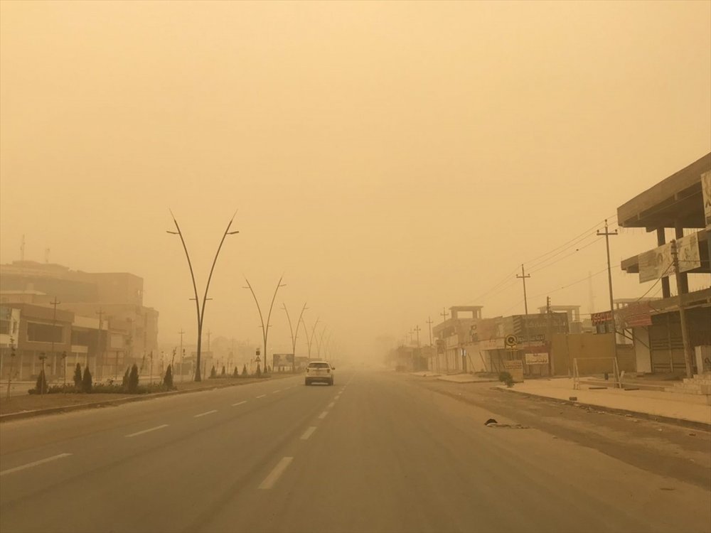 Irak'ın Salahaddin ilinde yoğun kum fırtınası hayatı olumsuz etkiledi