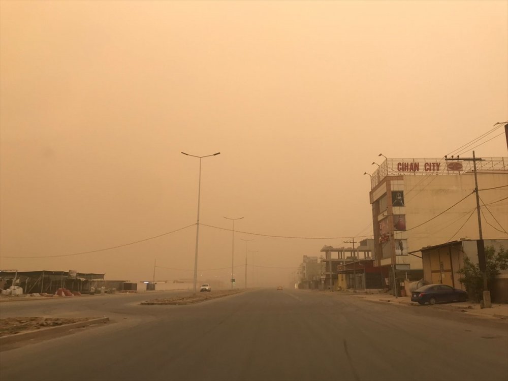 Irak'ın Salahaddin ilinde yoğun kum fırtınası hayatı olumsuz etkiledi