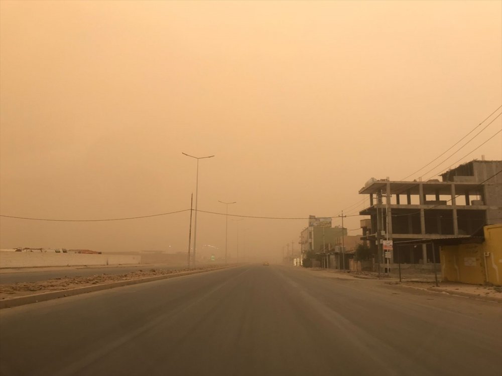 Irak'ın Salahaddin ilinde yoğun kum fırtınası hayatı olumsuz etkiledi
