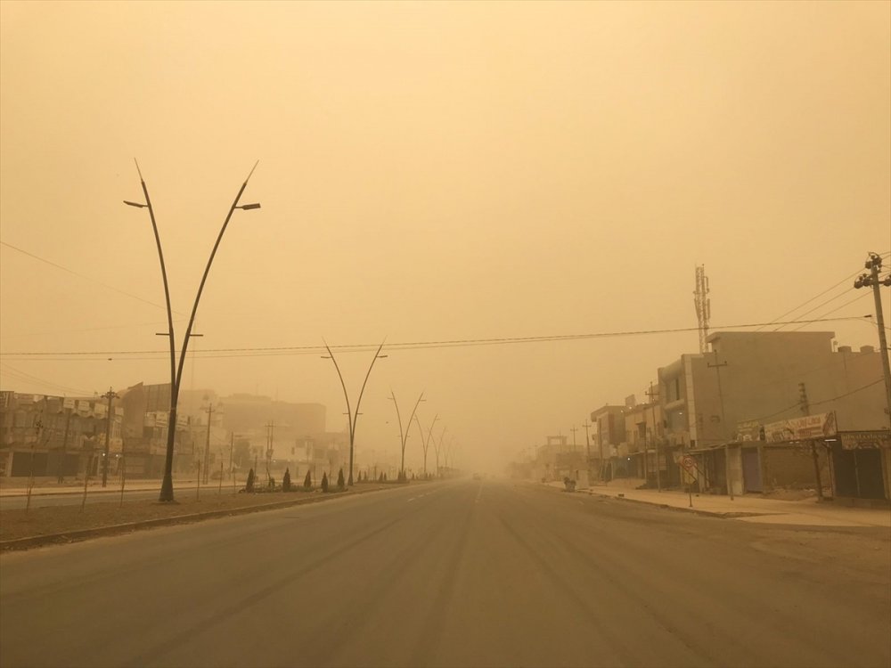 Irak'ın Salahaddin ilinde yoğun kum fırtınası hayatı olumsuz etkiledi