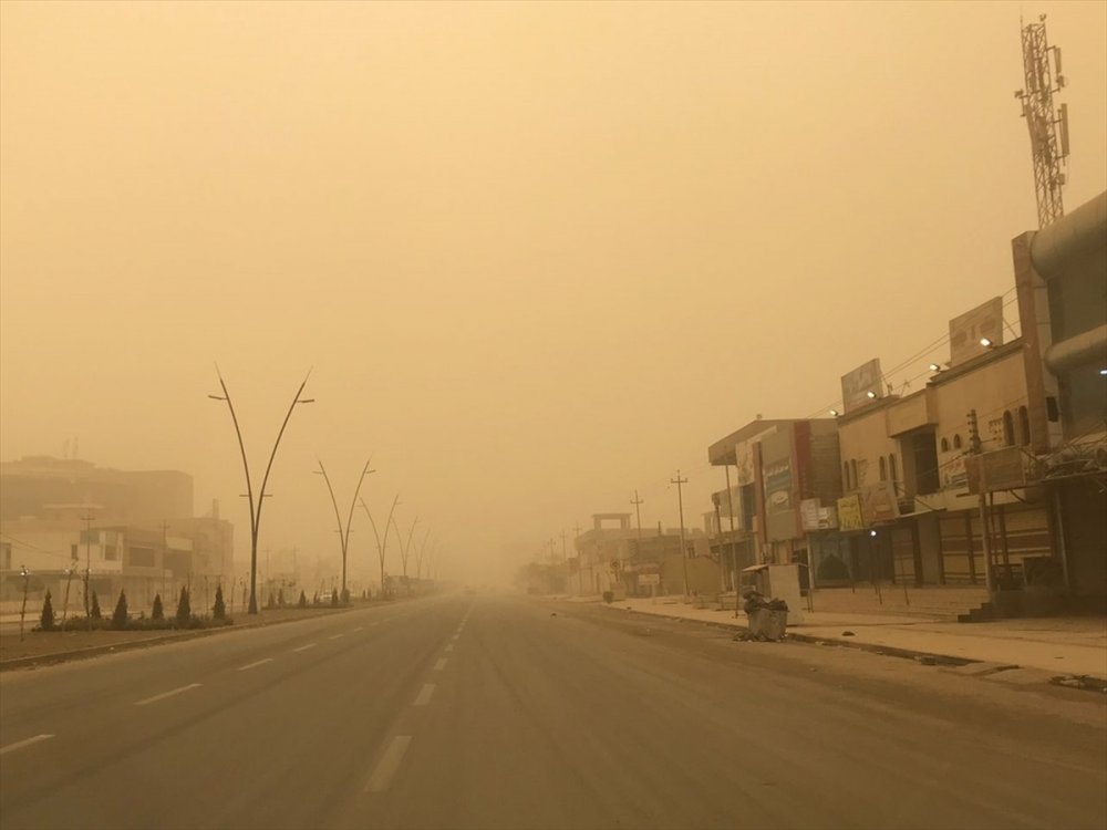 Irak'ın Salahaddin ilinde yoğun kum fırtınası hayatı olumsuz etkiledi