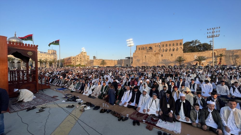 Libyalılar bayram namazını geleneksel kıyafetleriyle kıldı