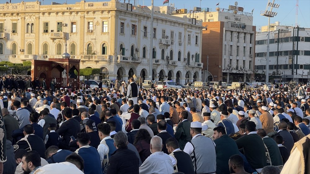 Libyalılar bayram namazını geleneksel kıyafetleriyle kıldı