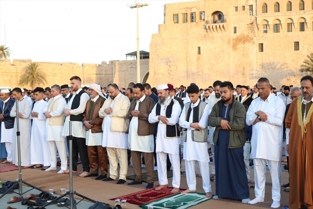 Libyalılar bayram namazını geleneksel kıyafetleriyle kıldı