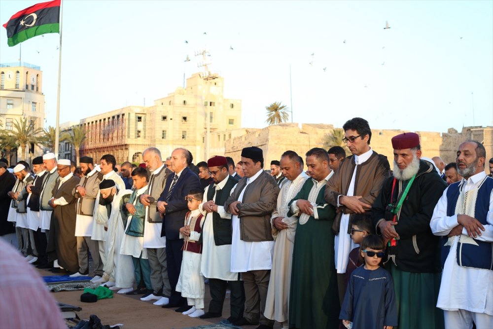 Libyalılar bayram namazını geleneksel kıyafetleriyle kıldı