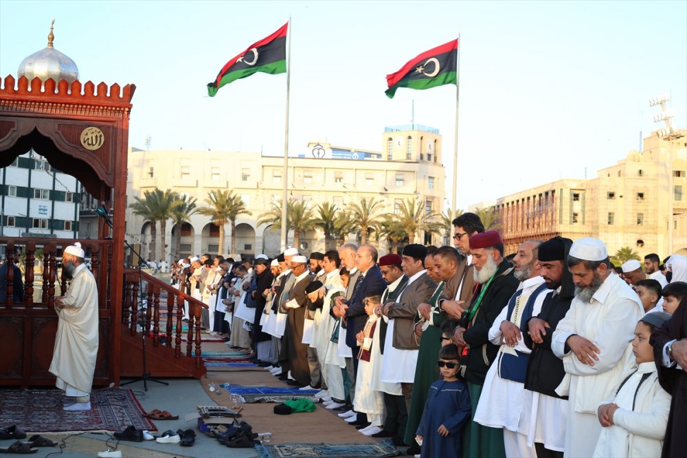 Libyalılar bayram namazını geleneksel kıyafetleriyle kıldı